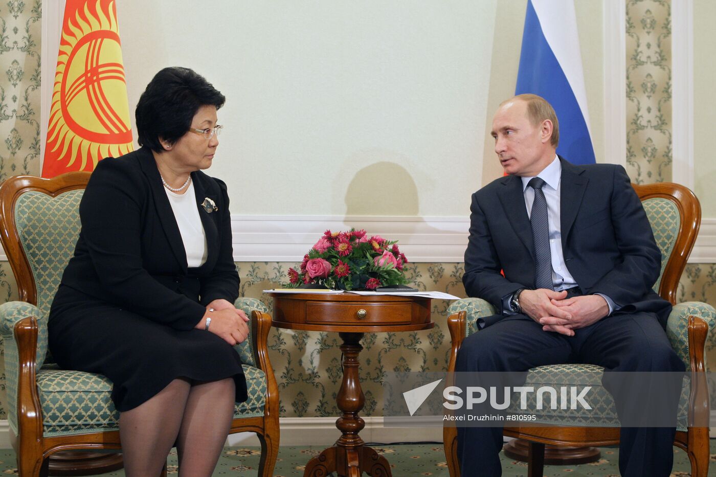 Vladimir Putin meets with Roza Otunbayeva