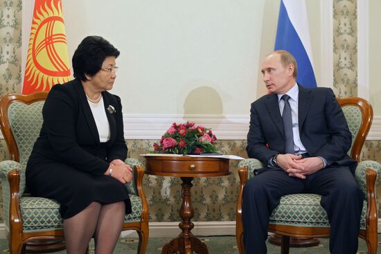 Vladimir Putin meets with Roza Otunbayeva