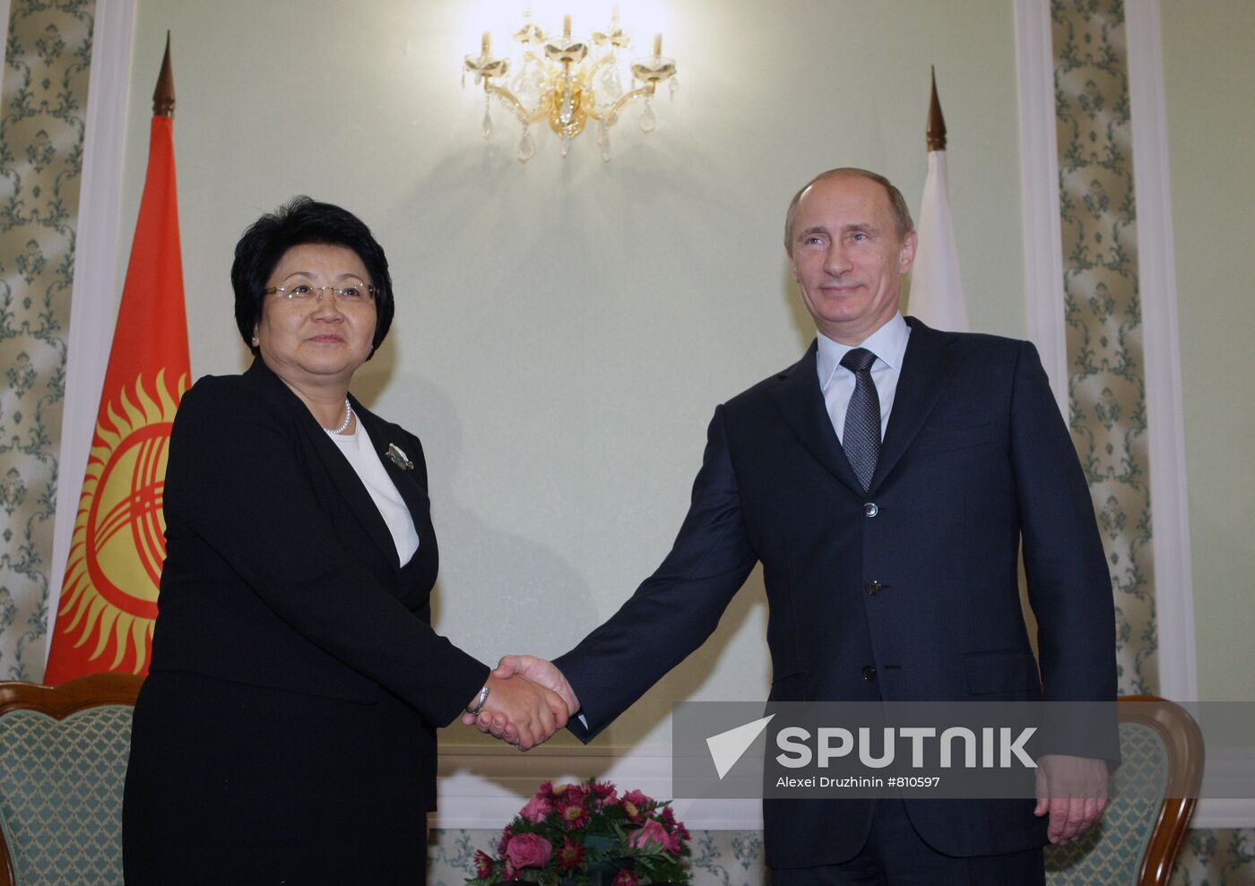 Vladimir Putin meets with Roza Otunbayeva