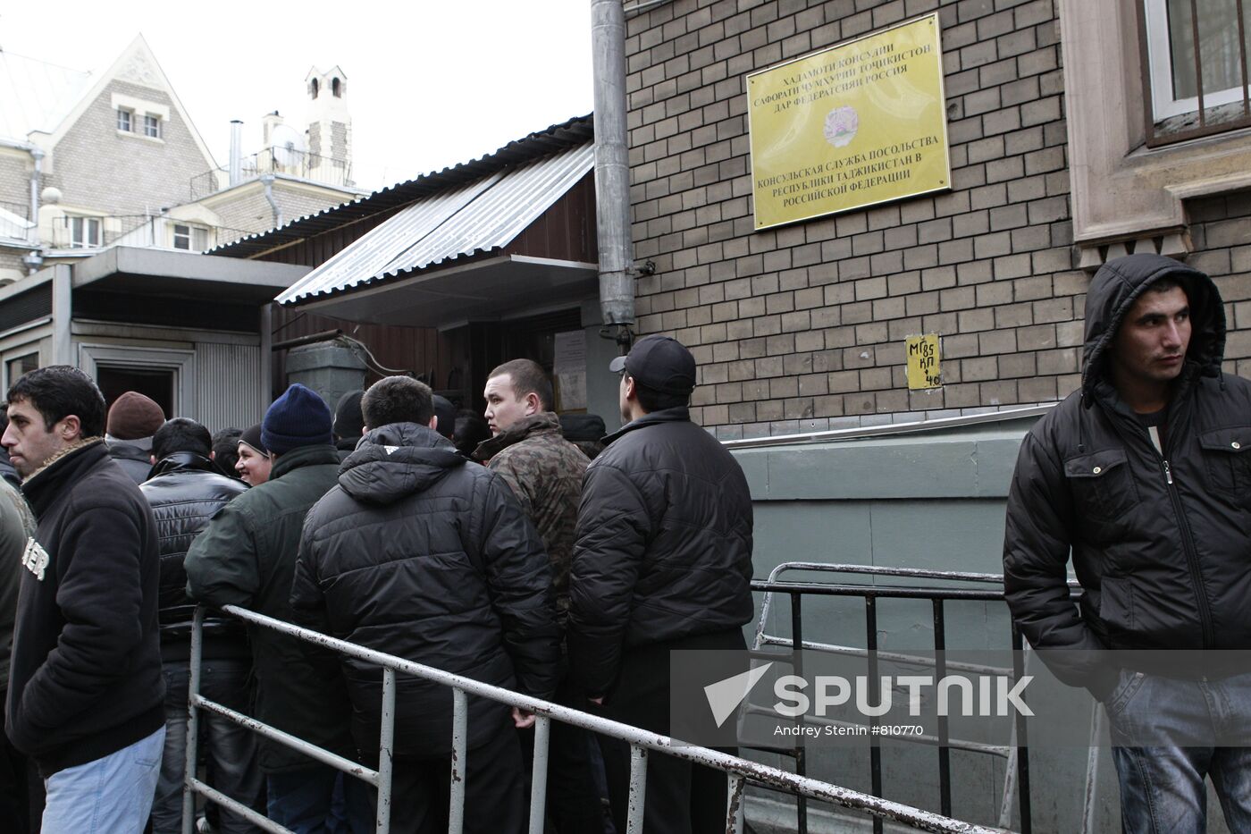 Migrant workers lining up to enter Tadjikistan embassy