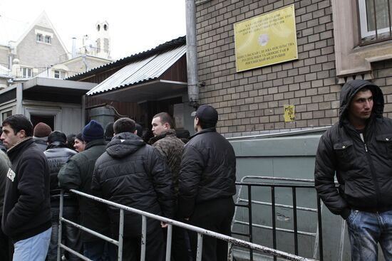 Migrant workers lining up to enter Tadjikistan embassy