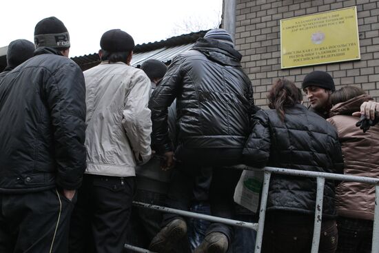 Migrant workers lining up to enter Tadjikistan embassy