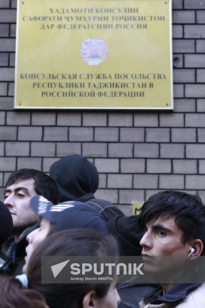 Migrant workers lining up to enter Tadjikistan embassy