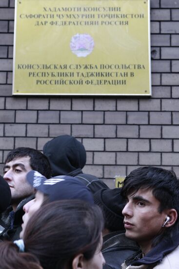 Migrant workers lining up to enter Tadjikistan embassy