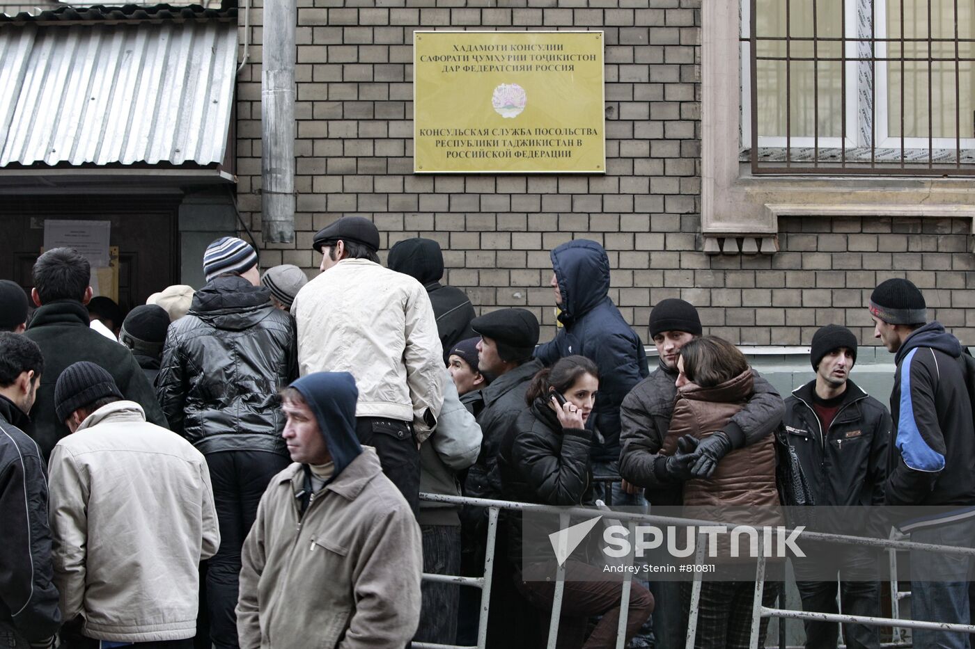 Migrant workers lining up to enter Tadjikistan embassy