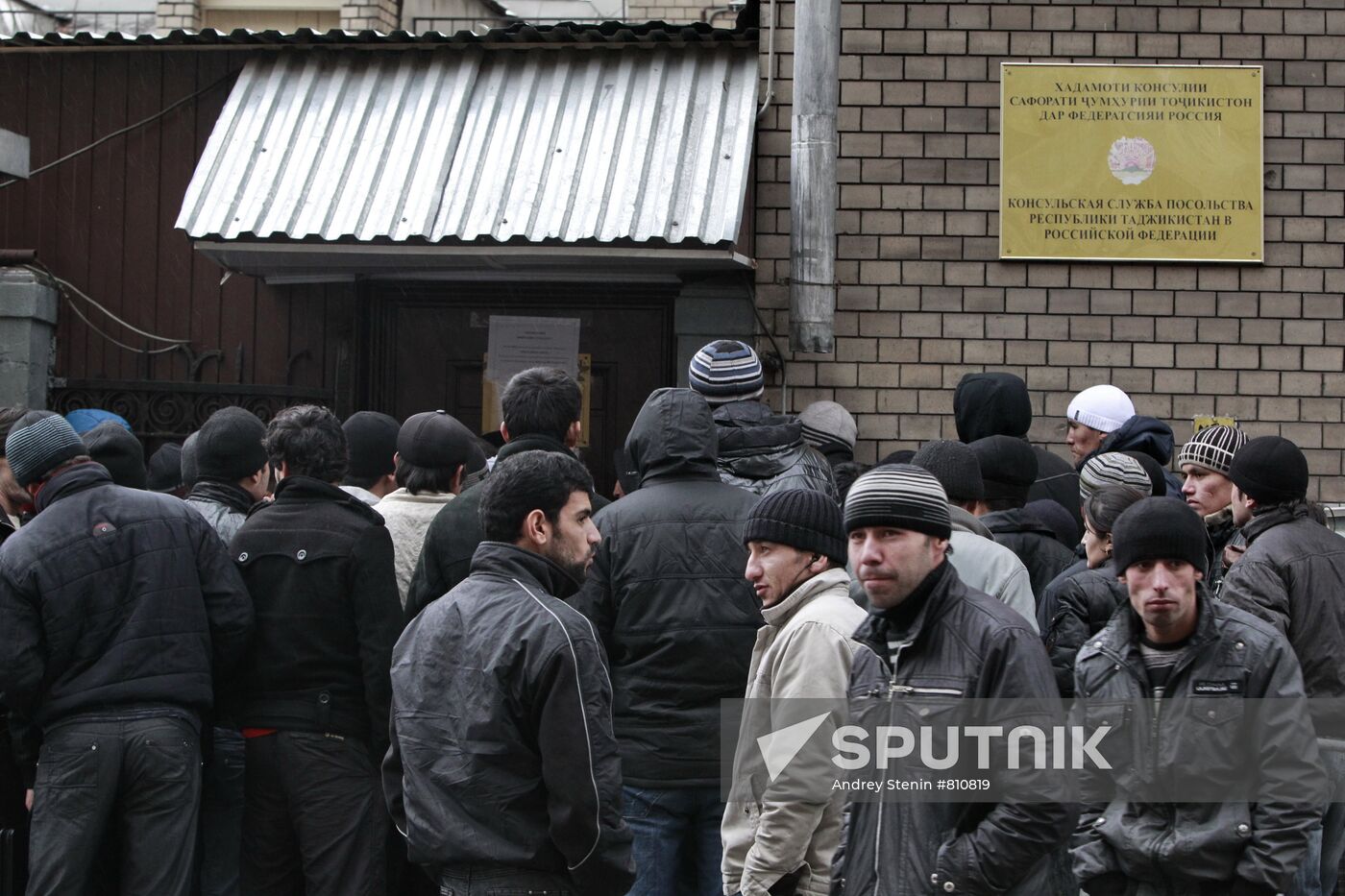 Migrant workers lining up to enter Tadjikistan embassy