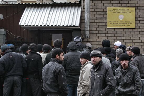 Migrant workers lining up to enter Tadjikistan embassy