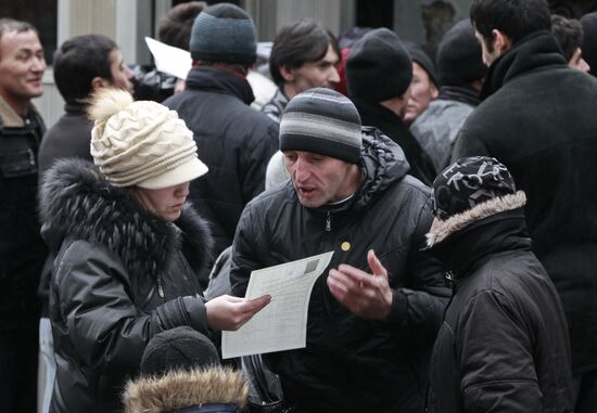 Migrant workers lining up to enter Tadjikistan embassy