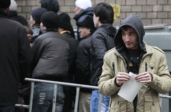 Migrant workers lining up to enter Tadjikistan embassy