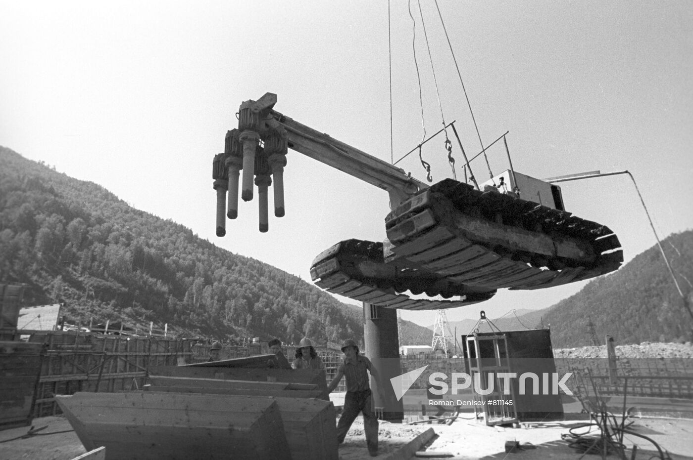 Construction of Sayano-Shushenskaya hydro power plant