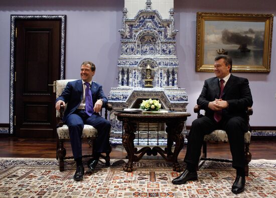 Dmitry Medvedev meets Viktor Yanukovich