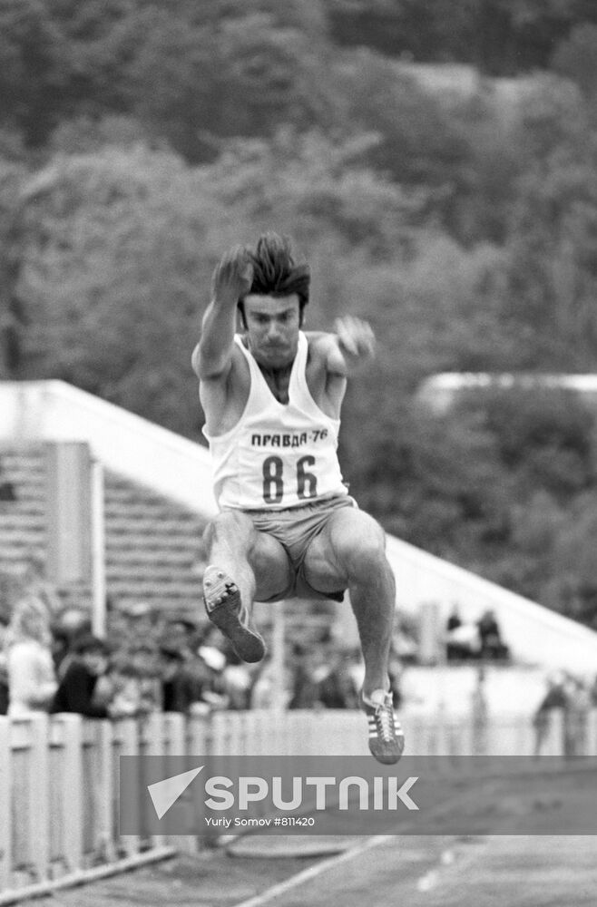 Viktor Saneyev jumping