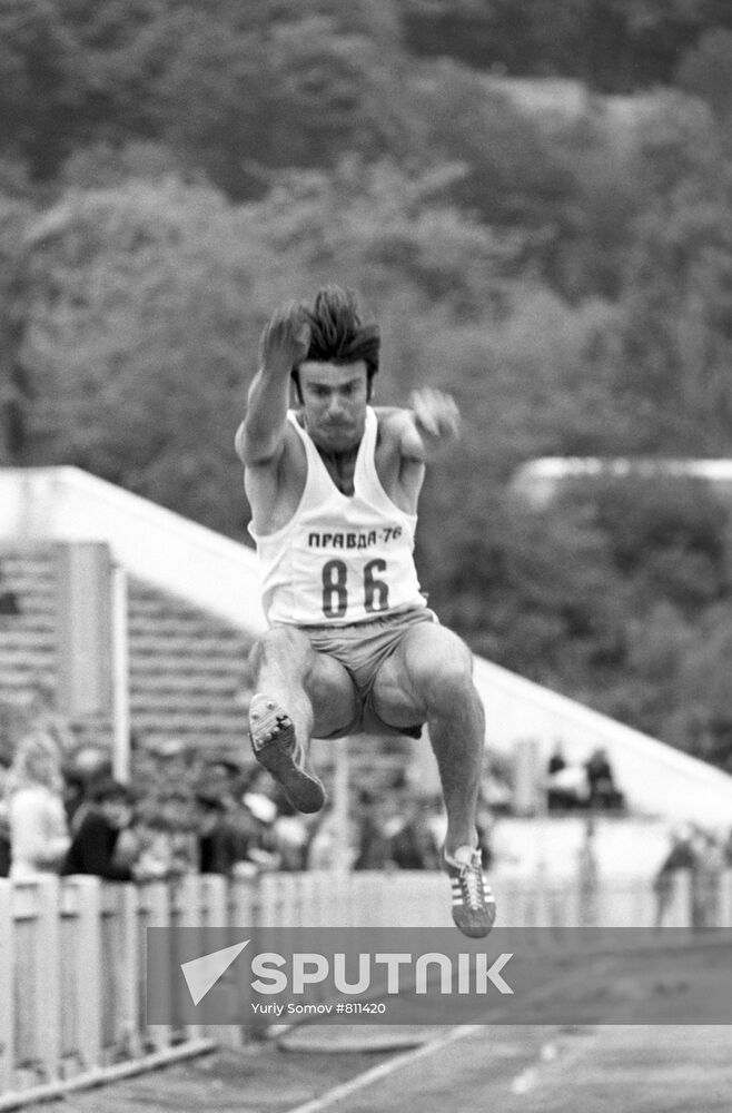 Viktor Saneyev jumping