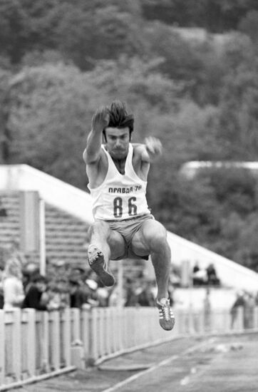 Viktor Saneyev jumping