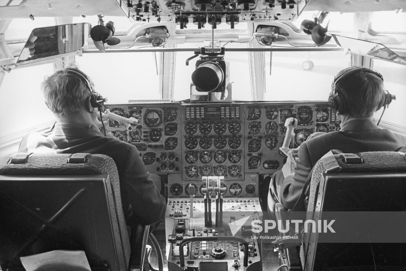 Cockpit of an Ilyushin Il-76 Candid strategic airlifter