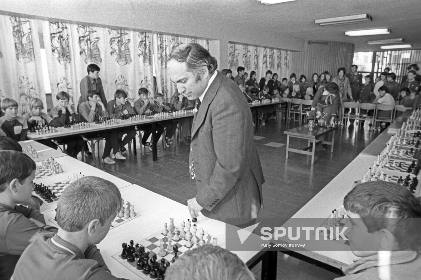 Grandmaster Mikhail Tal at simultaneous chess match in Artek