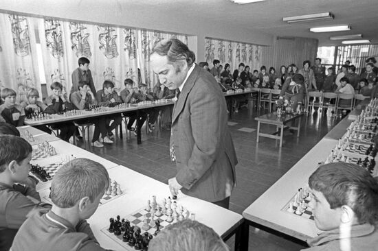 Grandmaster Mikhail Tal at simultaneous chess match in Artek
