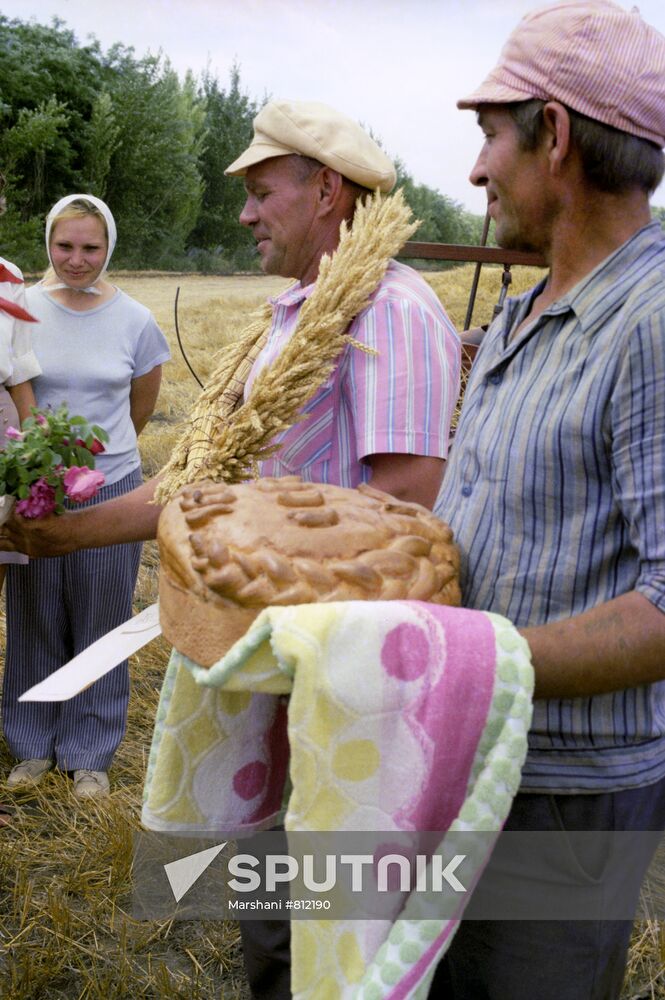 Farmers V.Zhuravlyov and V.Sidortsev