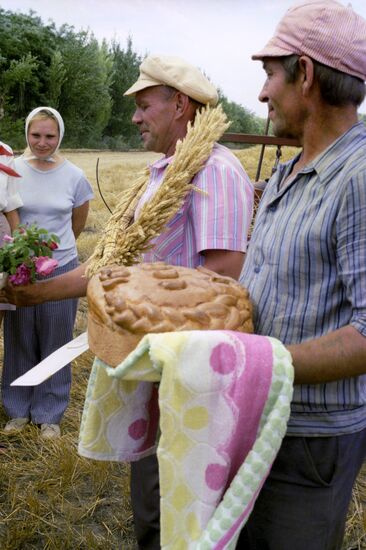 Farmers V.Zhuravlyov and V.Sidortsev