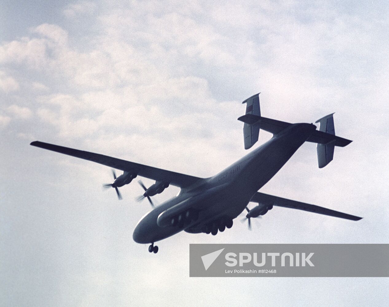 An Antonov An-22 strategic airlifter