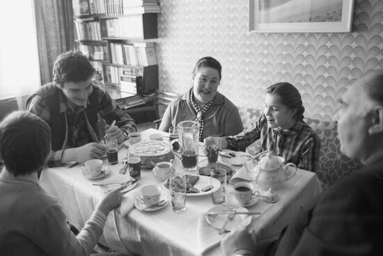Arvydas Sabonis with his family