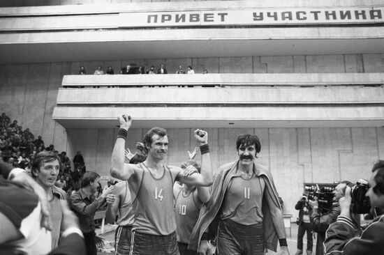 Basketball players Alexander Belostenny and Vladimir Tkachenko