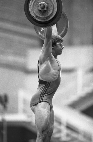 Weight lifter Vladimir Skholyakho