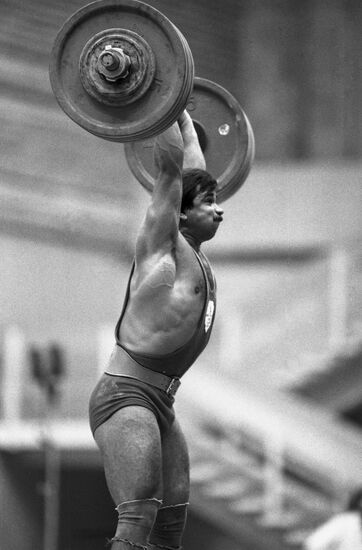 Weight lifter Maxim Abdulmejidov
