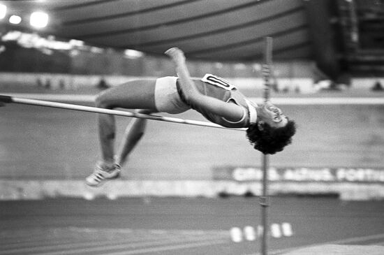 Zhanna Nekrasova performing high jump