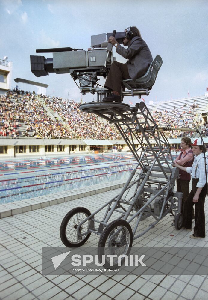 TV cameraman filming swimming competitions