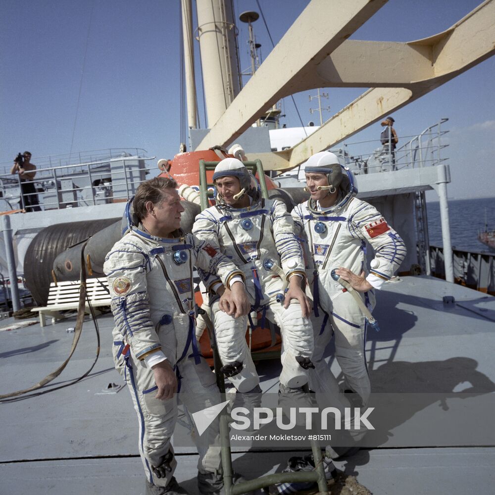 Soyuz TM-5 backup crew prepares for flight
