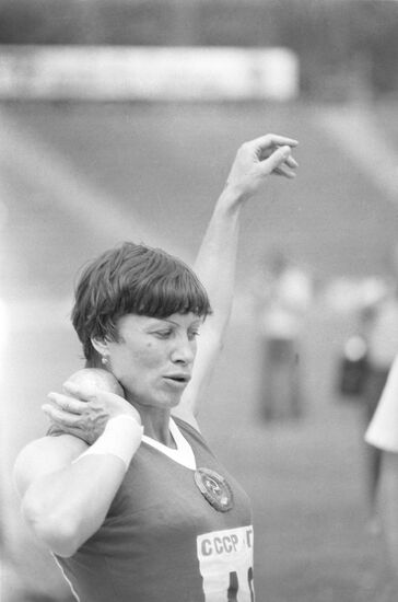 Nadezhda Karyakin during shot put competition