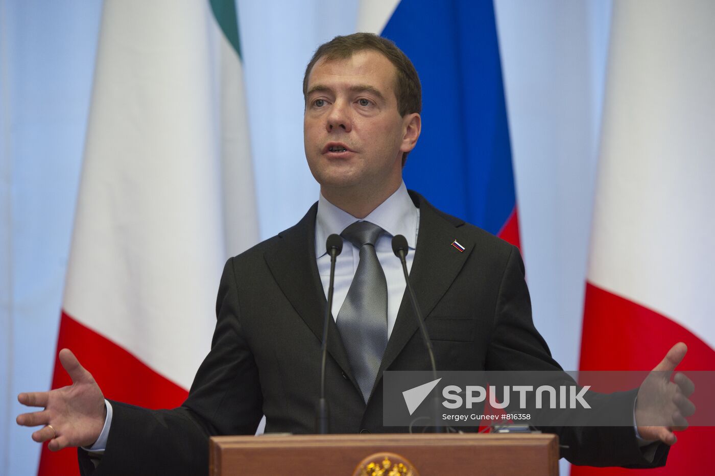 Medvedev, Berlusconi meet in Sochi