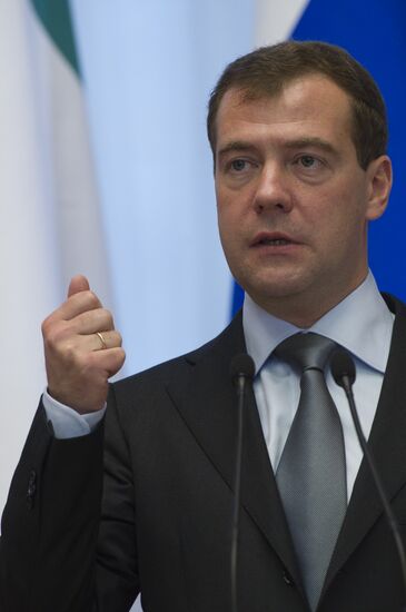 Medvedev, Berlusconi meet in Sochi