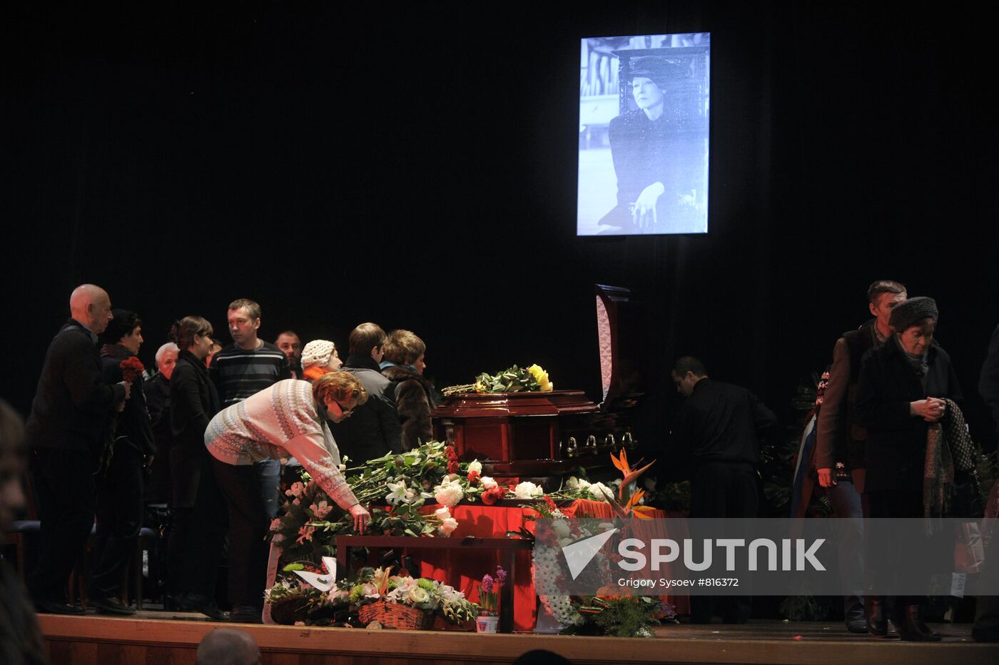 Bidding farewell to poetess Bella Akhmadulina