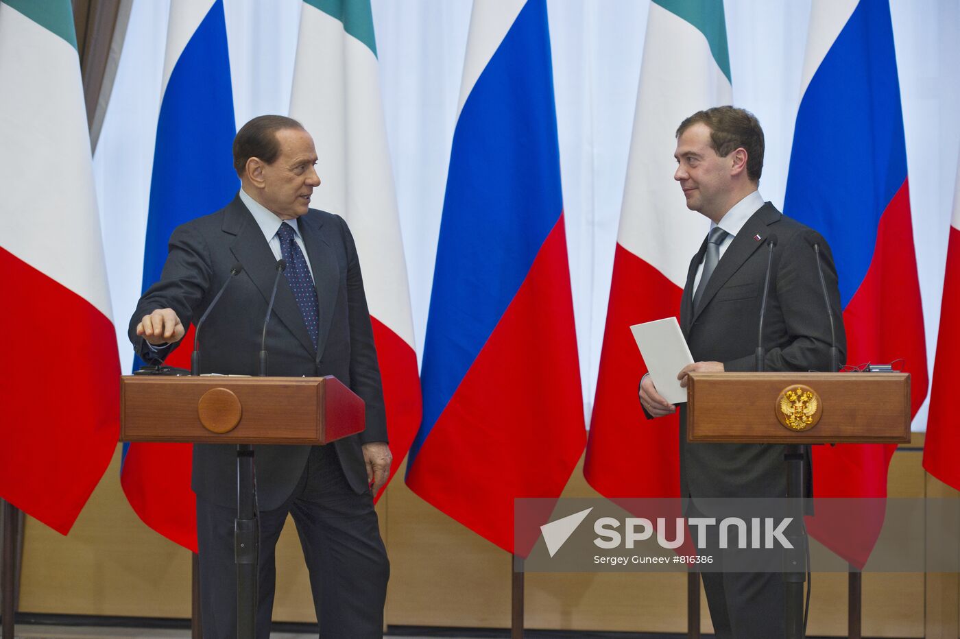 Medvedev, Berlusconi meet in Sochi