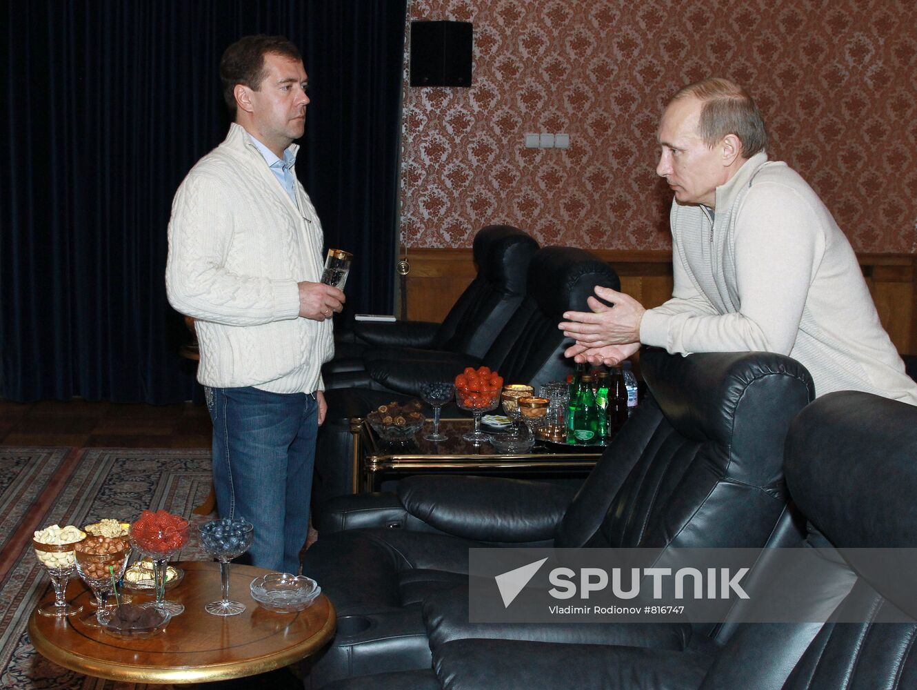 Dmitry Medvedev and Vladimir Putin hold informal meeting