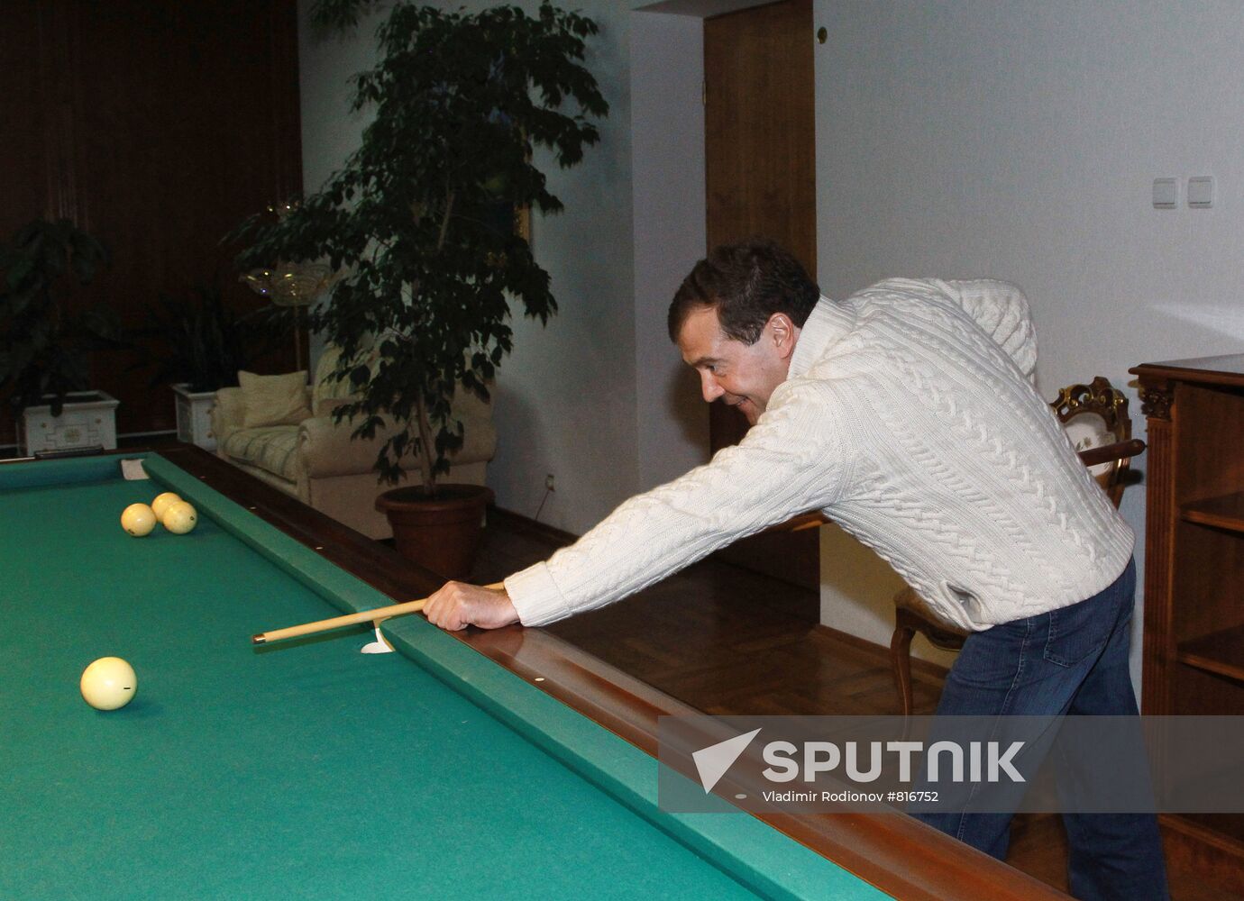 Dmitry Medvedev and Vladimir Putin hold informal meeting