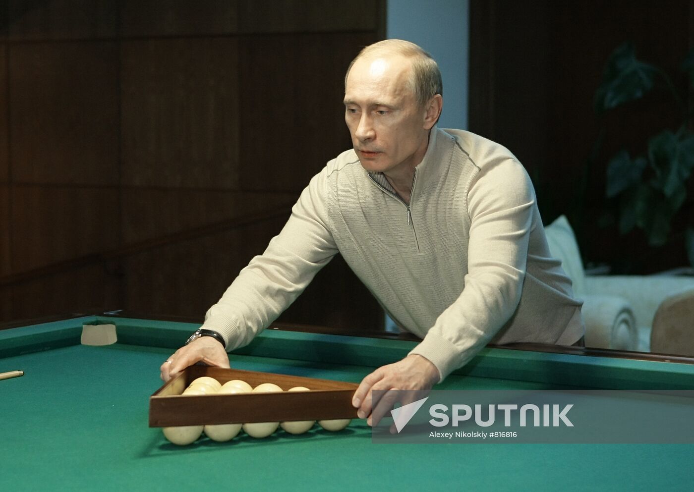 Dmitry Medvedev and Vladimir Putin hold informal meeting