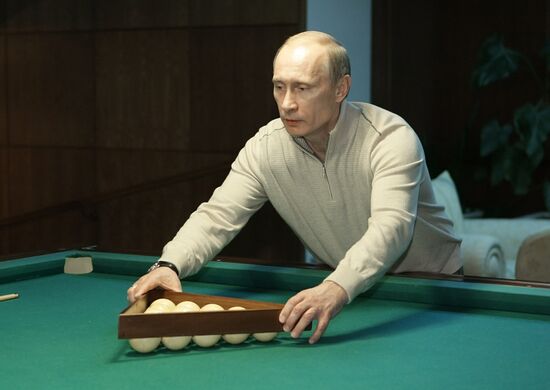 Dmitry Medvedev and Vladimir Putin hold informal meeting