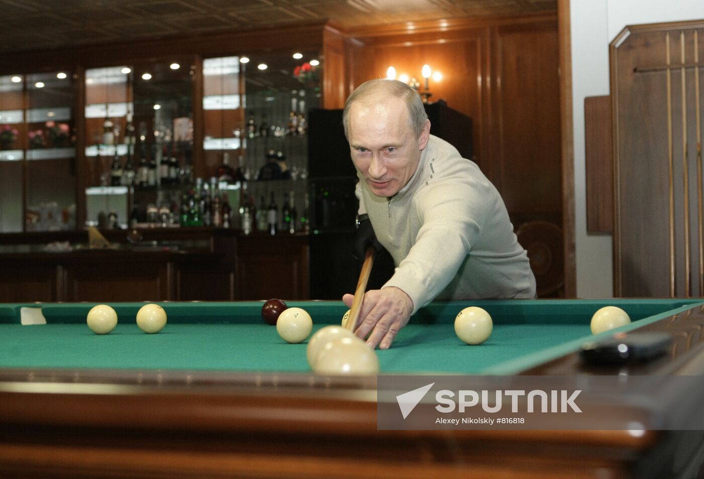 Dmitry Medvedev and Vladimir Putin hold informal meeting