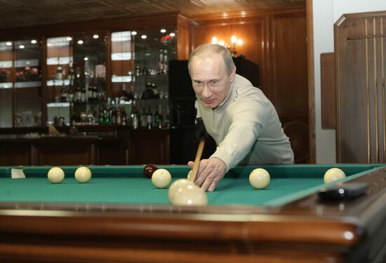 Dmitry Medvedev and Vladimir Putin hold informal meeting