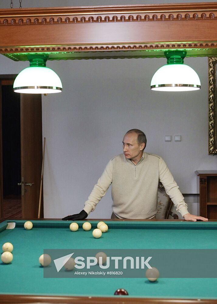 Dmitry Medvedev and Vladimir Putin hold informal meeting