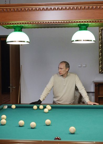 Dmitry Medvedev and Vladimir Putin hold informal meeting
