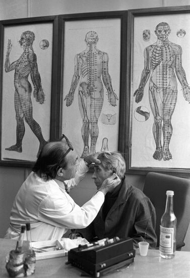 Lev Kravchenko conducts reflexotherapy session