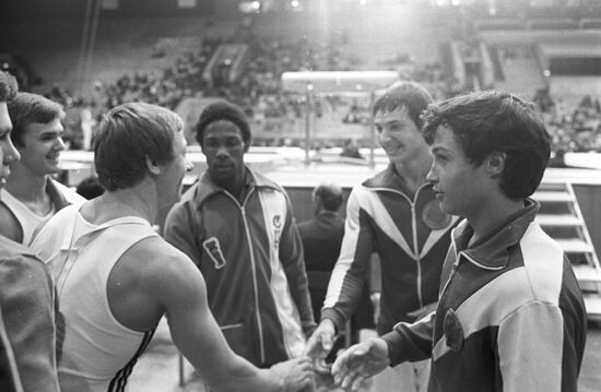 Nikolai Adrianov congratulating Eduard Azaryan on his victory