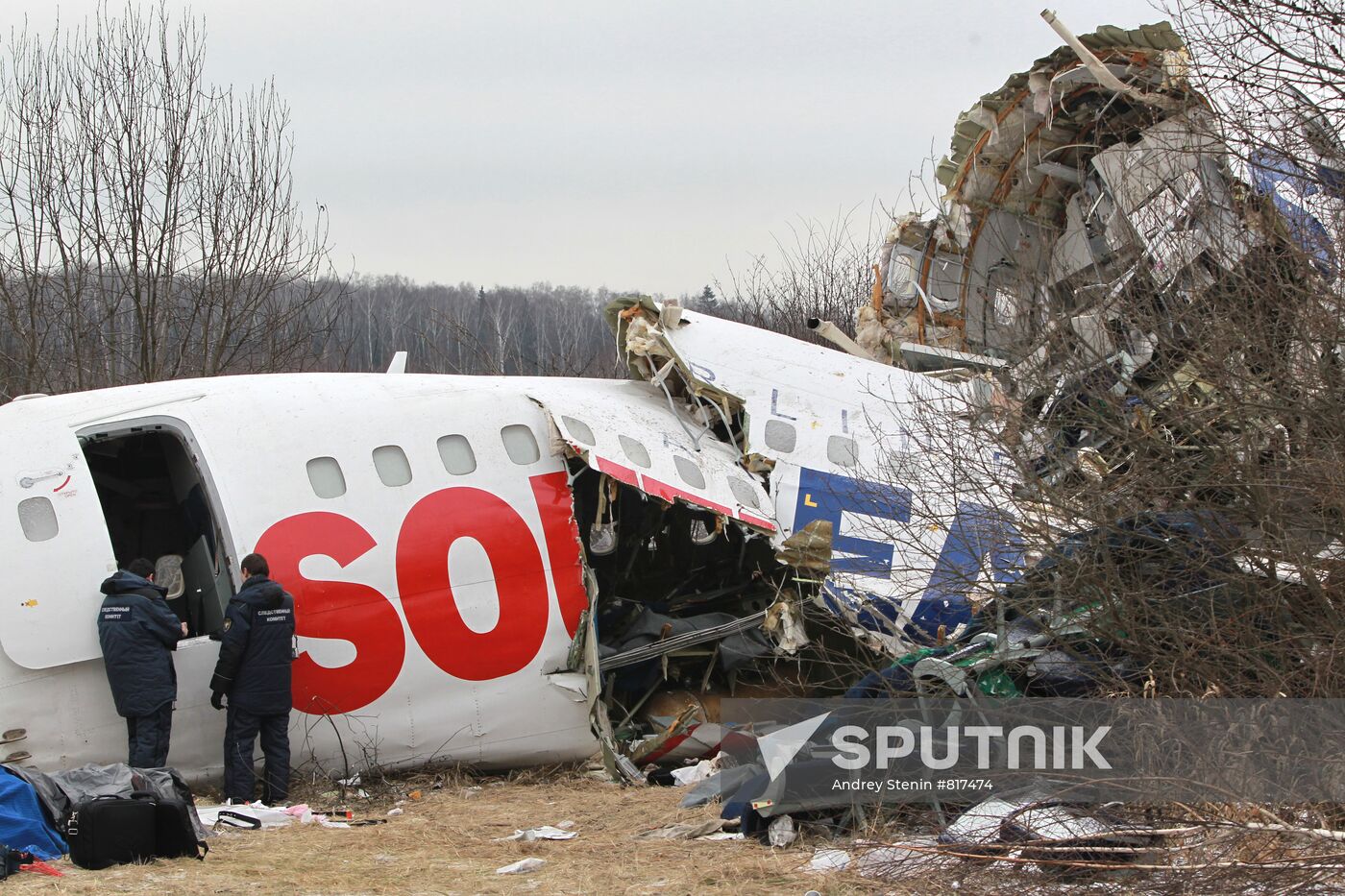 Investigators at the site of emergency landing of Tu-154