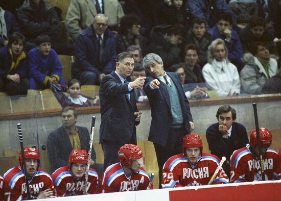 Russian hockey team's coaches V.Tikhonov and I.Dmitriev