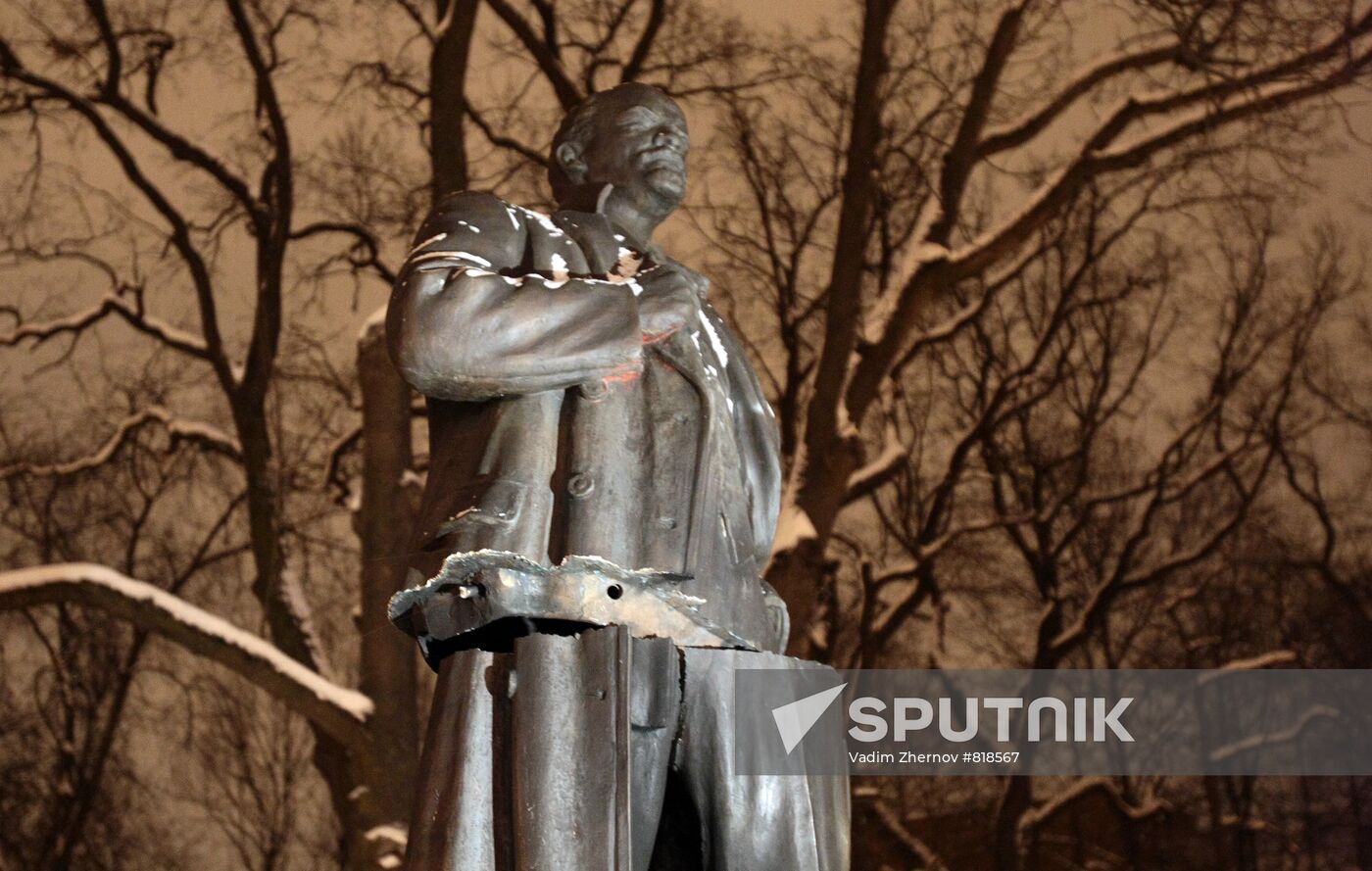 Monument to Lenin blown up in St. Petersburg suburb