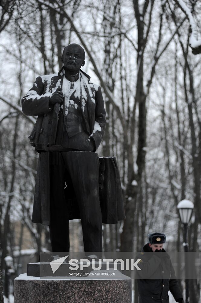 Monument to Lenin blown up in St. Petersburg suburb